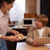 Aide à domicile et auxiliaire de vie : comprendre les différences essentielles