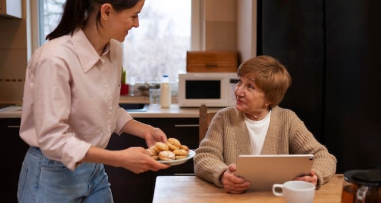 Aide à domicile et auxiliaire de vie : comprendre les différences essentielles