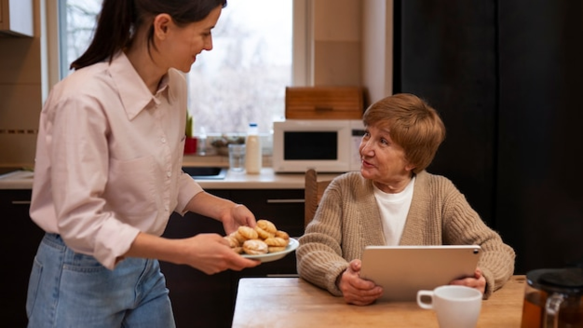 Aide à domicile et auxiliaire de vie : comprendre les différences essentielles